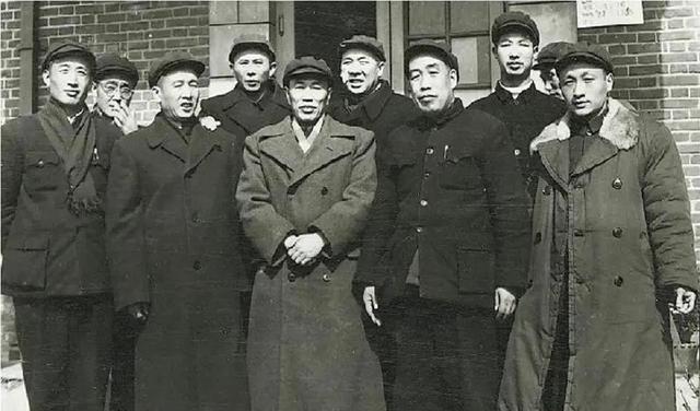 1977年，邓华复出之后向叶剑英提建议：一定让洪学智也回部队工作

1977年的