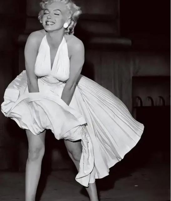 1962年，玛丽莲·梦露为了参加肯尼迪的生日宴会，特别定制了镶满2500多颗钻石