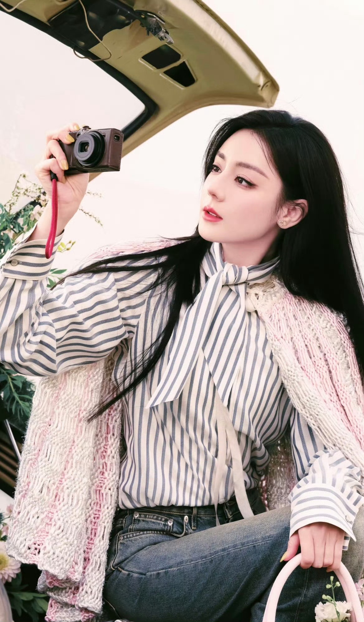 芭莎员工给迪丽热巴写信真心换真心因为热巴是很好的人 所以工作人员也会反馈迪丽热巴