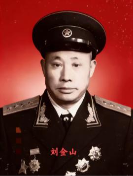 飞夺泸定桥勇士刘金山，曾被5个鬼子团团围住，拼杀中，敌刺刀狠狠划破他的肚皮，肠子