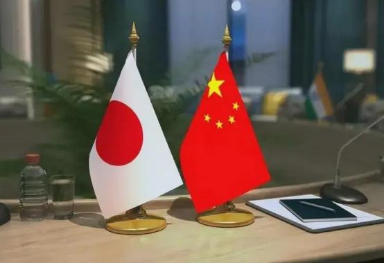 日本狗急跳墙了！
跑来北京要稀土要好处没要到，转头就宣布扩军10万亿还要把船开到