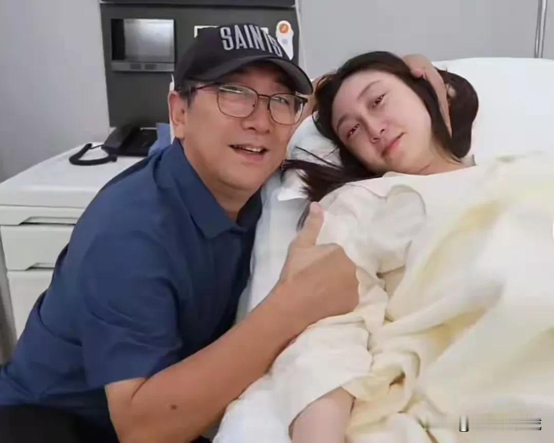 恭喜恭喜！
水均益荣升超级外公，大女儿水亦诗产房照片曝光，水均益陪着自己的女儿，