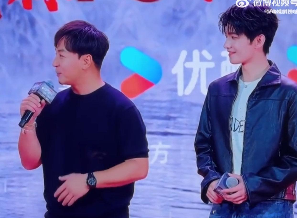 杨洋释小龙同框杨洋释小龙两代展昭同框杨洋释小龙杨洋两代展昭同框年少经典遇上新晋侠