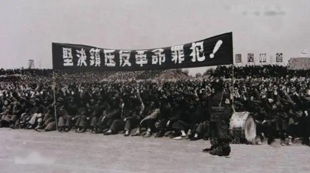 1953年，四川荣县的公判大会上，一个民国党特务即将被枪毙，群情激奋，叫嚣着“杀