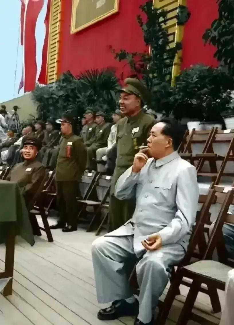 毛主席是中国共产党的伟大领袖，                         