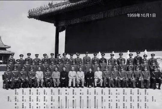1959年10月1日国庆节，毛主席与9位元帅7位大将34位上将在天安门城楼的珍贵