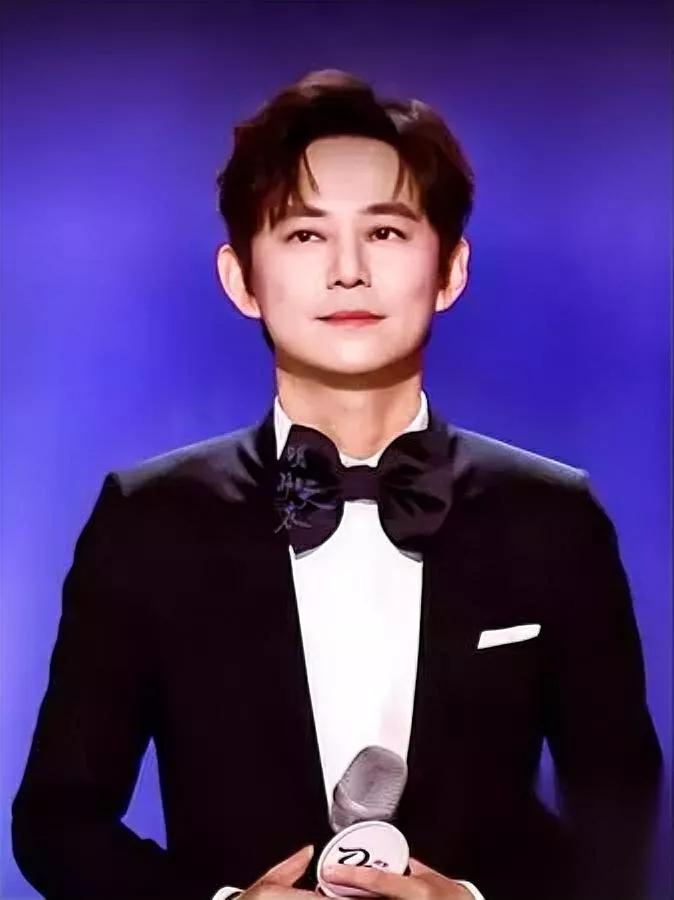 何炅主持翻车？太意外！

总决赛现场多次结巴卡壳

说好的“救场王”失灵了？昨晚