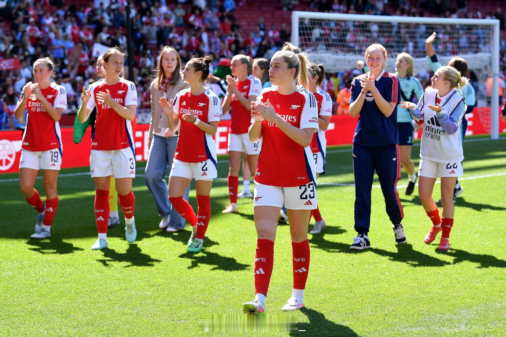 国际足联官方消息，阿森纳和布伦特福德的主场将成为女足俱乐部赛事历史性时刻的舞台，