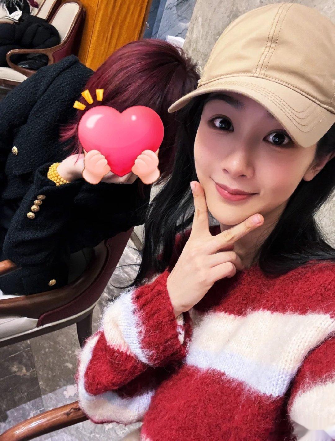 #杨紫晒圣诞合照##杨紫圣诞比耶照# ​​​杨紫好好看呐 ​​​