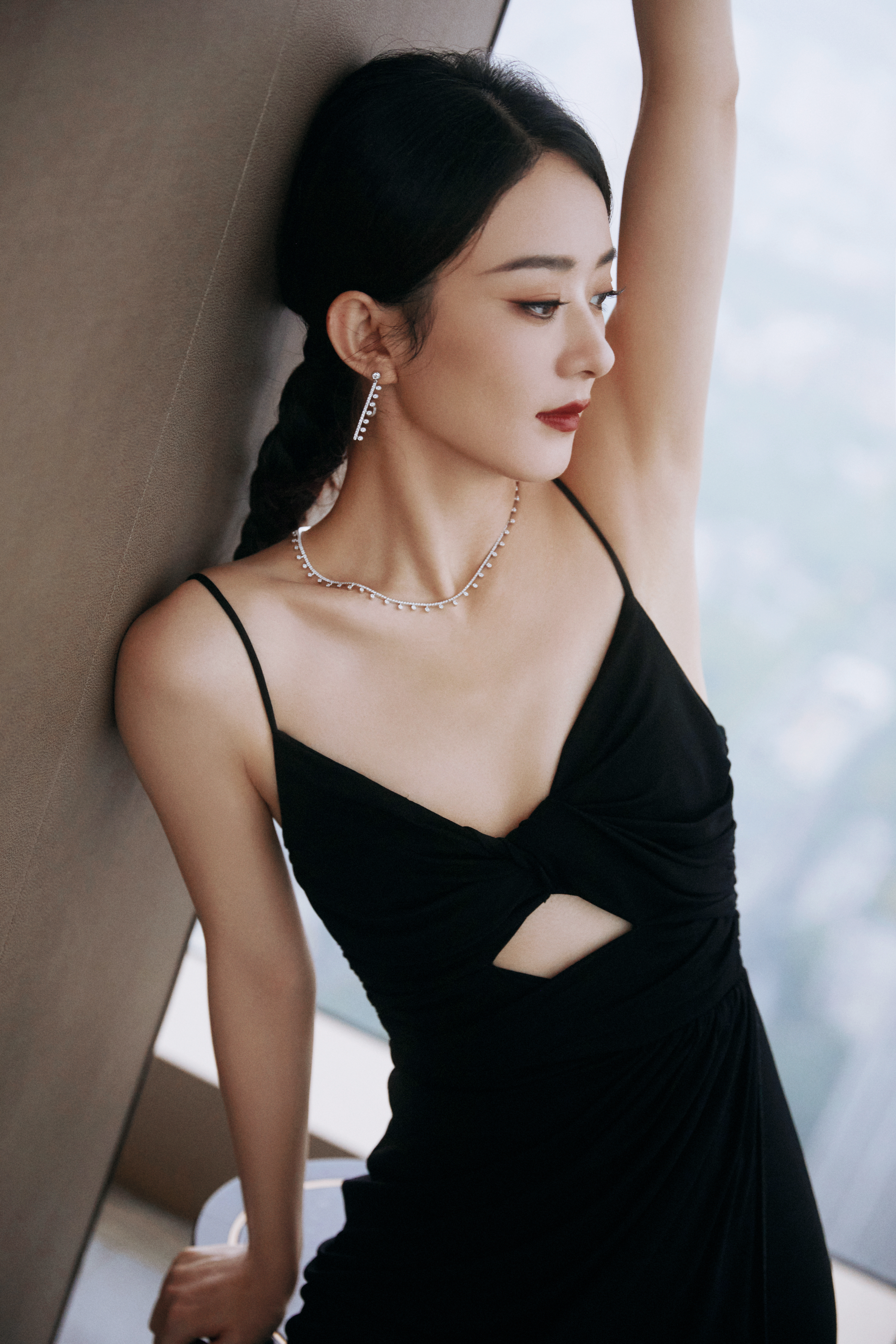 【赵丽颖】👠：黑色厚底粗跟一字带高跟凉鞋 ​​​