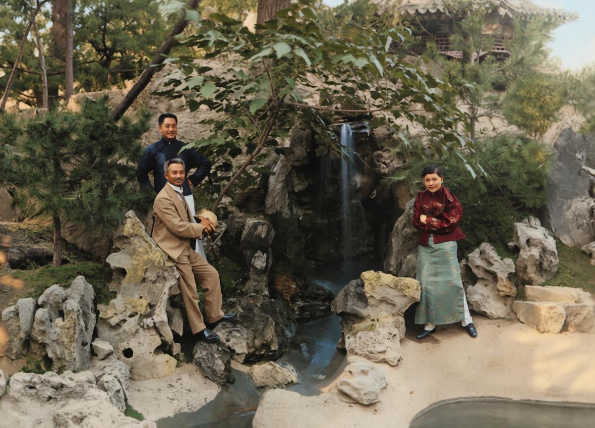 北洋政府时期，一中式园林里，假山流水，林木葱茏，曹章宗祥（后）、曹汝霖（前）、陆