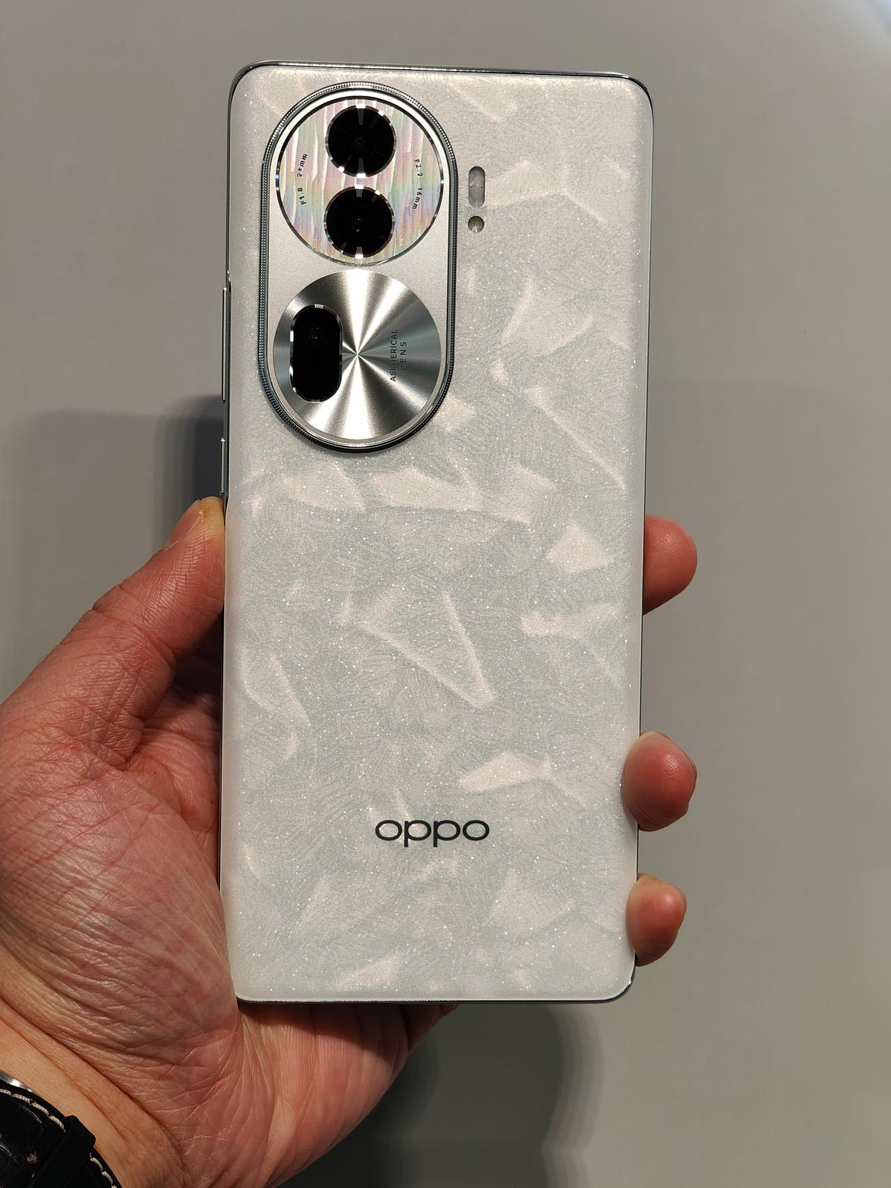 OPPO Reno11 Pro月光宝石真机上市实拍
光韵宝石工艺后盖、镜头模组有
