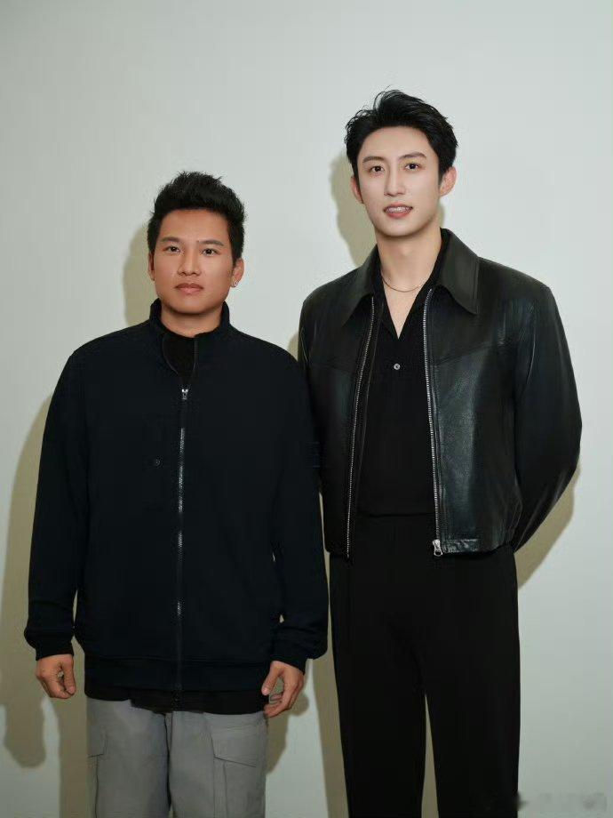 黄景瑜破次元同框谁懂啊！黄景瑜和林臻东原型同框，《飞驰人生》照进现实，两位男神同