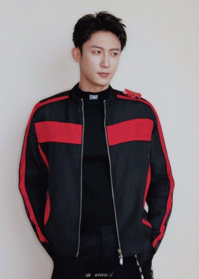 黄景瑜裤兜进入瑜伽裤时代电影飞驰人生3 林臻东要是看到黄景瑜本人怎么用口袋，估计