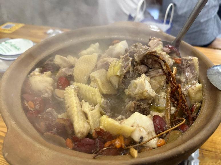 莫氏鸡煲回应争议一饭封神 莫叔说自己没有花哨技巧，只尊重食材，可赛场比拼不只看原