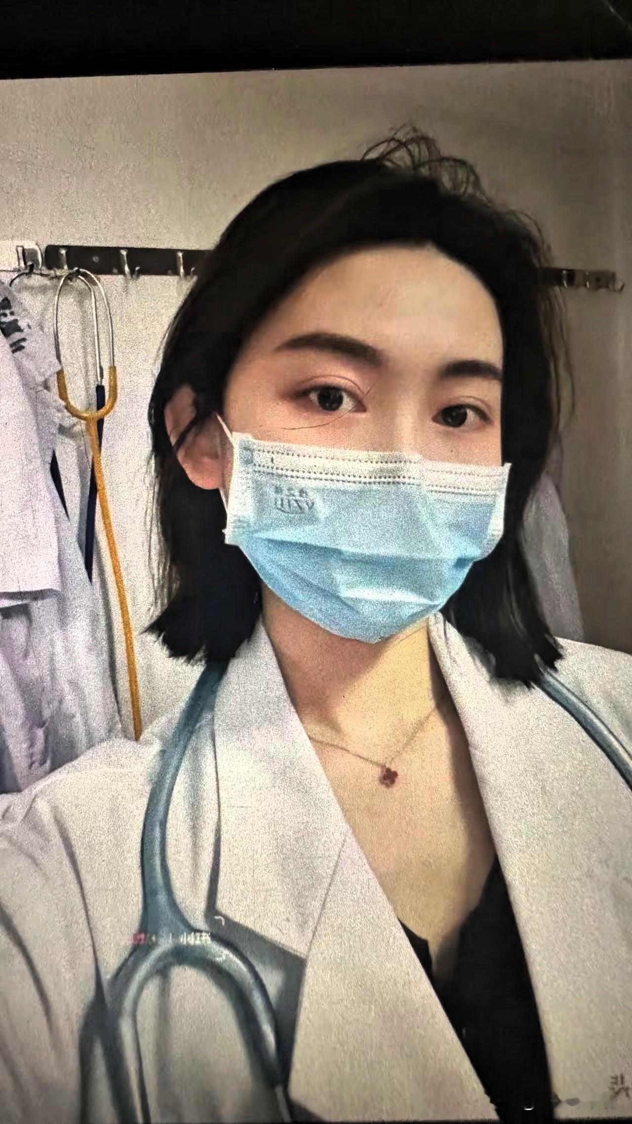 曾医生没有去开私人诊所，
也没有听网友们的建议去香港，
而是去了浙江义乌的浙江大