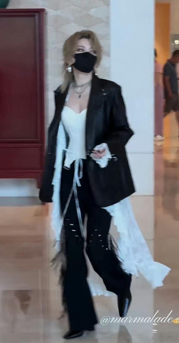 刘忻穿了鱼骨胸衣"刘忻今天是什么人间蛊王！鱼骨胸衣勾勒完美曲线，白蕾丝若隐若现，