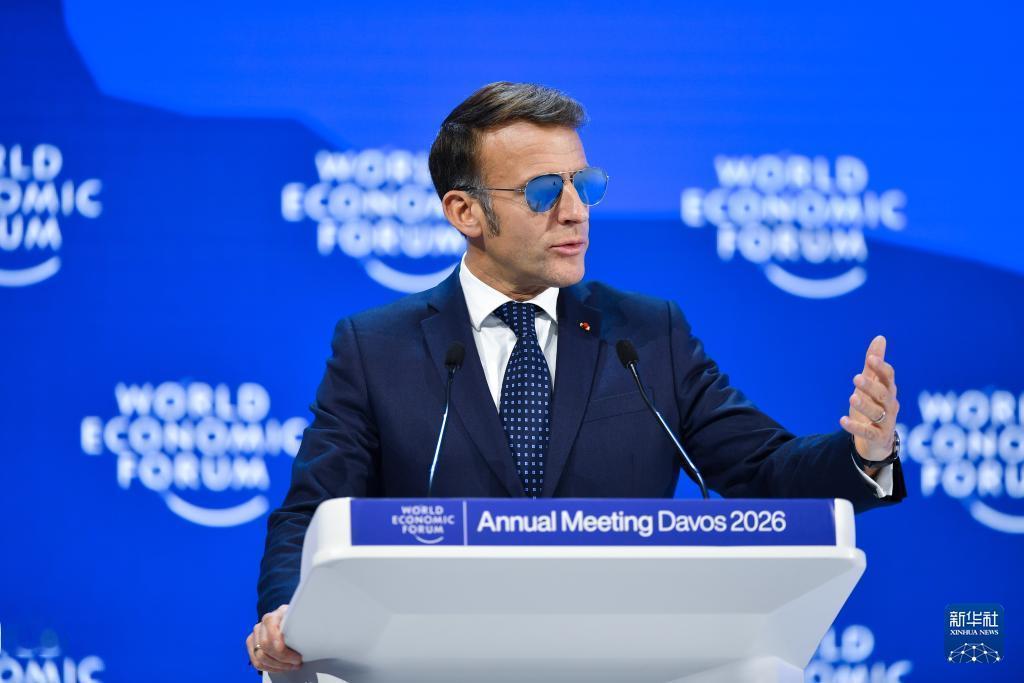 在达沃斯论坛上被特朗普羞辱的马克龙，却对中国指指点点。
特朗普说，马克龙戴一个漂