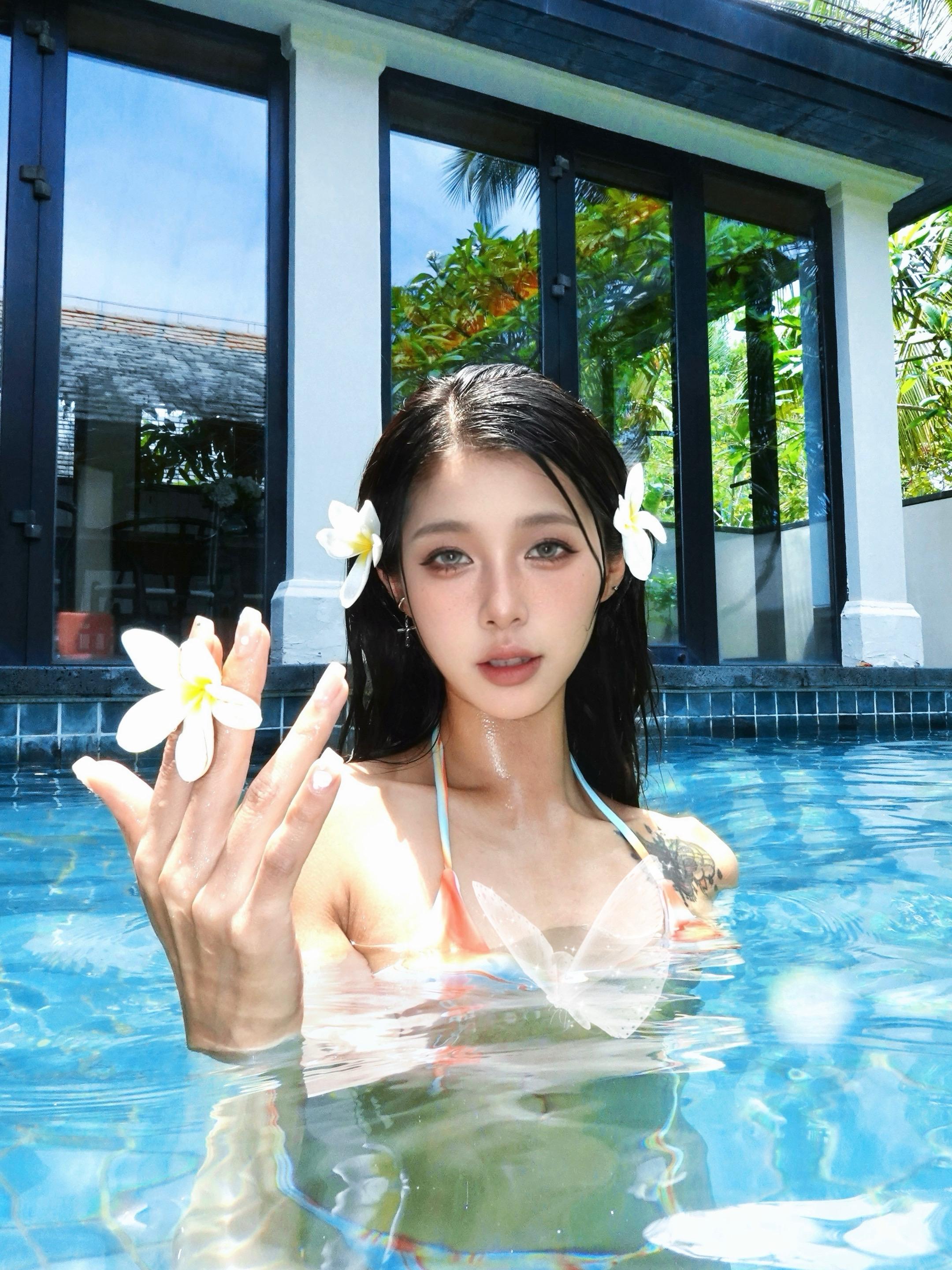 甜辣pose✨泳池拍照之如何用鸡蛋花出片 泳池正常穿搭无不良影响