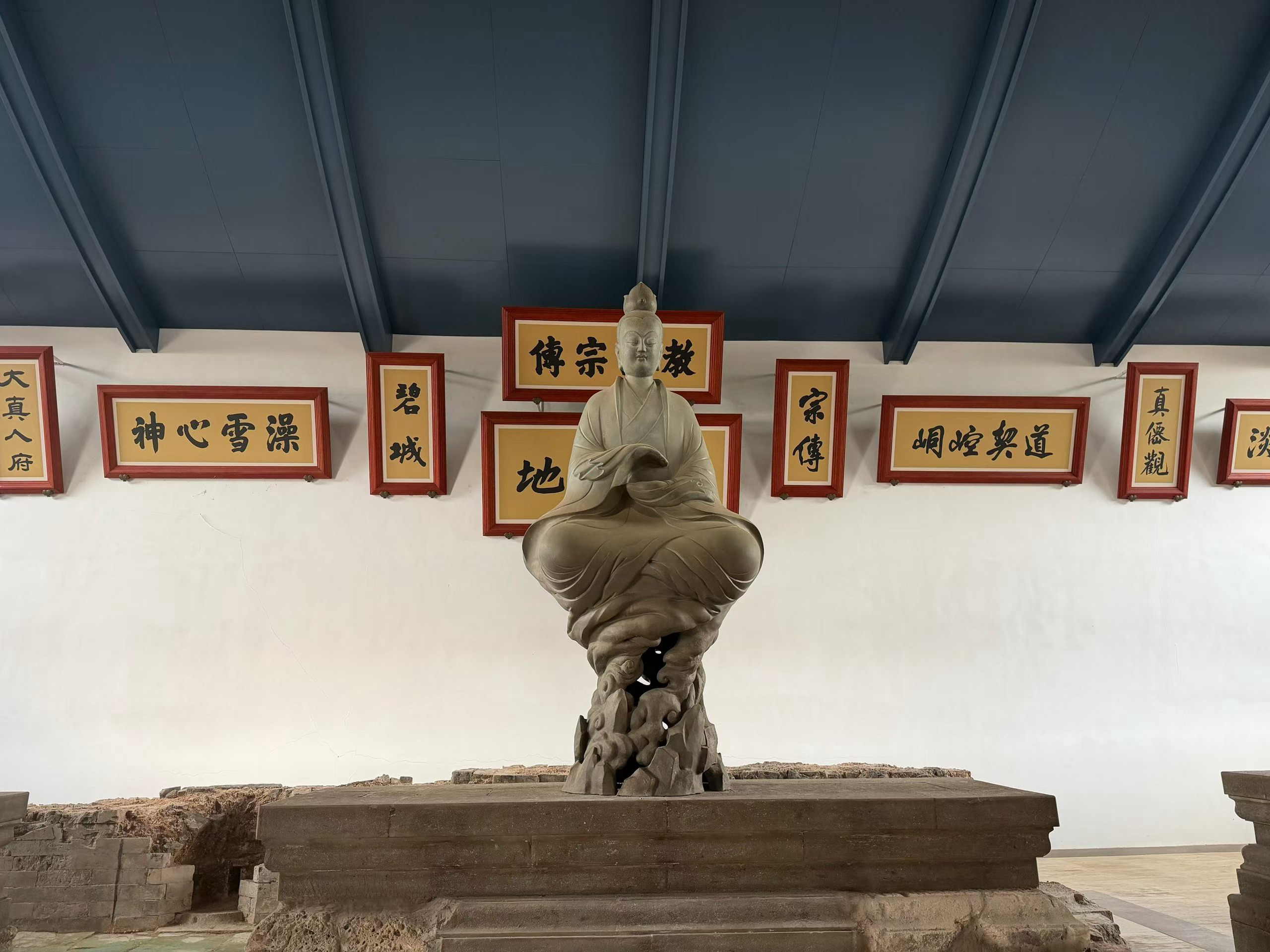 国内出土的唯一青年面相元始天尊。世人多见皓首长须之像，此尊独作清俊少年，道生于天