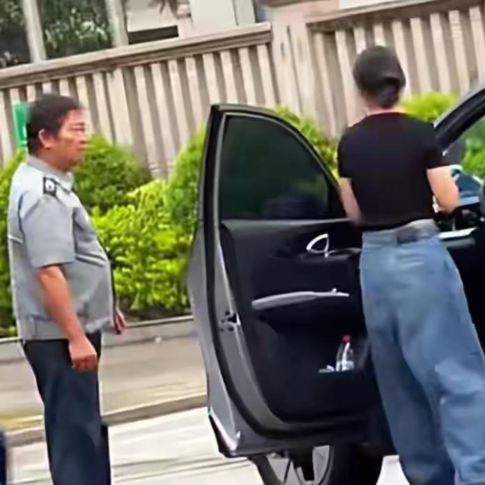 20秒的片段里，女司机抬脚踹向保安，保安反手一记脆响的耳光，隔着屏幕都能感觉到力