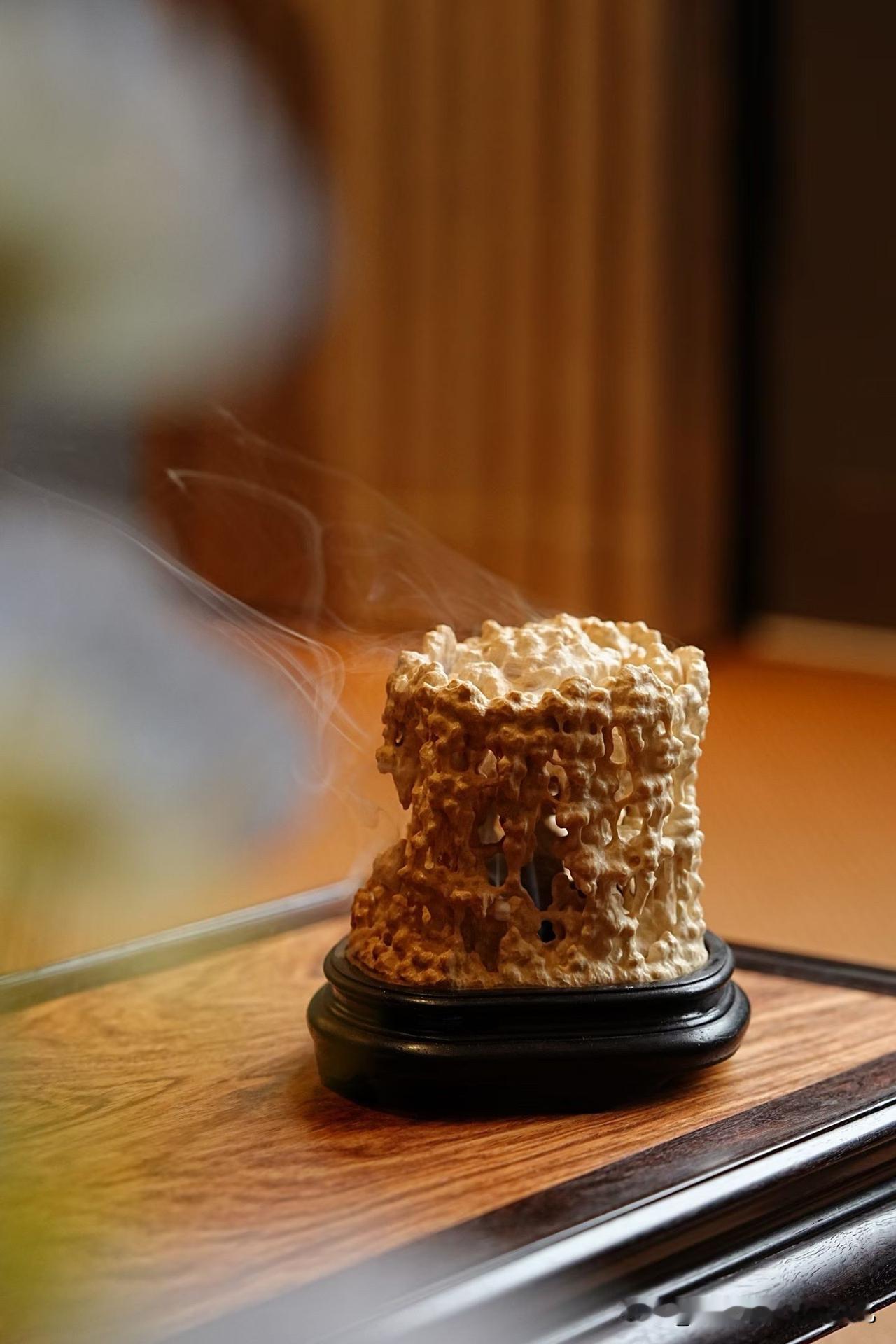 有些香炉，不是“雕”出来的，更像是从时间里“长”出来的。

这一件猛犸象牙琴炉，