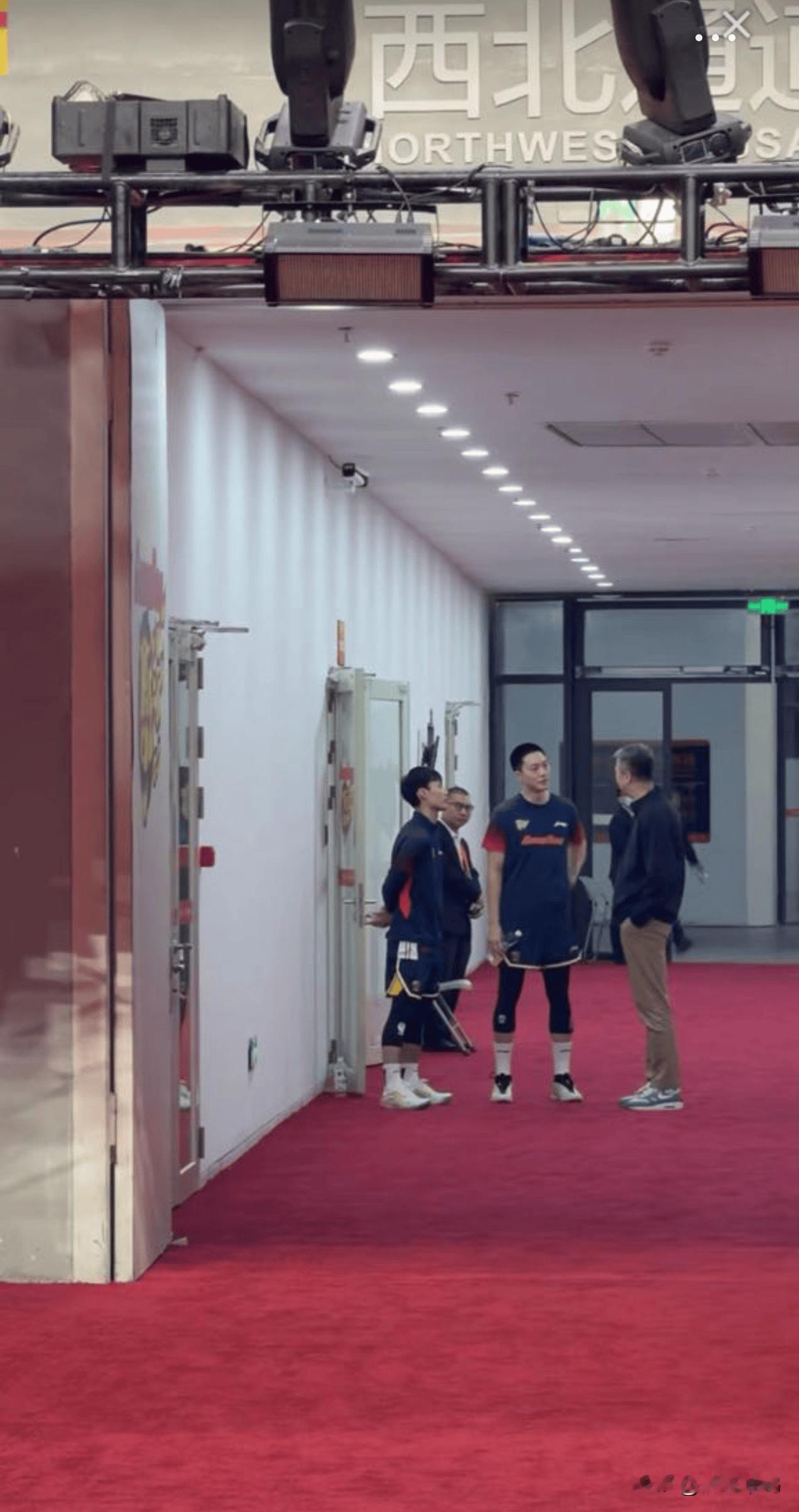 郭士强指导是爱徐杰的！赛前和胡明轩，徐杰聊一聊




今晚郭士强指导上班，和爱