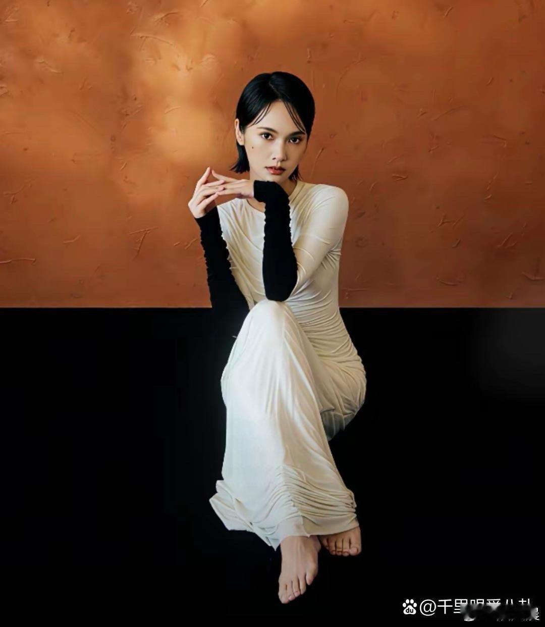 杨丞琳的脚型也太好看了吧！线条纤细匀称，精致又耐看，细节都这么绝～ 