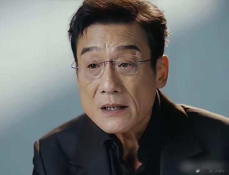 主持人问梁家辉：“你的签名里是不是藏着不为人知的秘密？”  梁家辉答道：“我姓梁