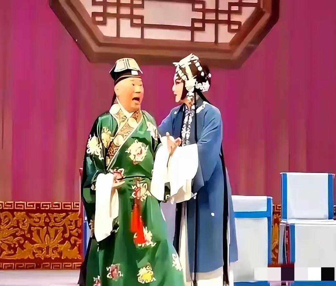 郭德纲真的是精力充沛。
成本大套的戏一唱唱四五个小时，他也能够盯得下来。
按说人