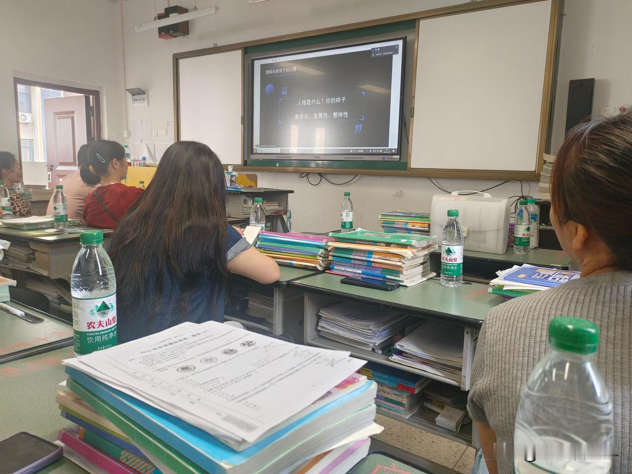 儿子九年级下第五次模拟考试成绩:
语文:77.5(120)
数学:57(120)