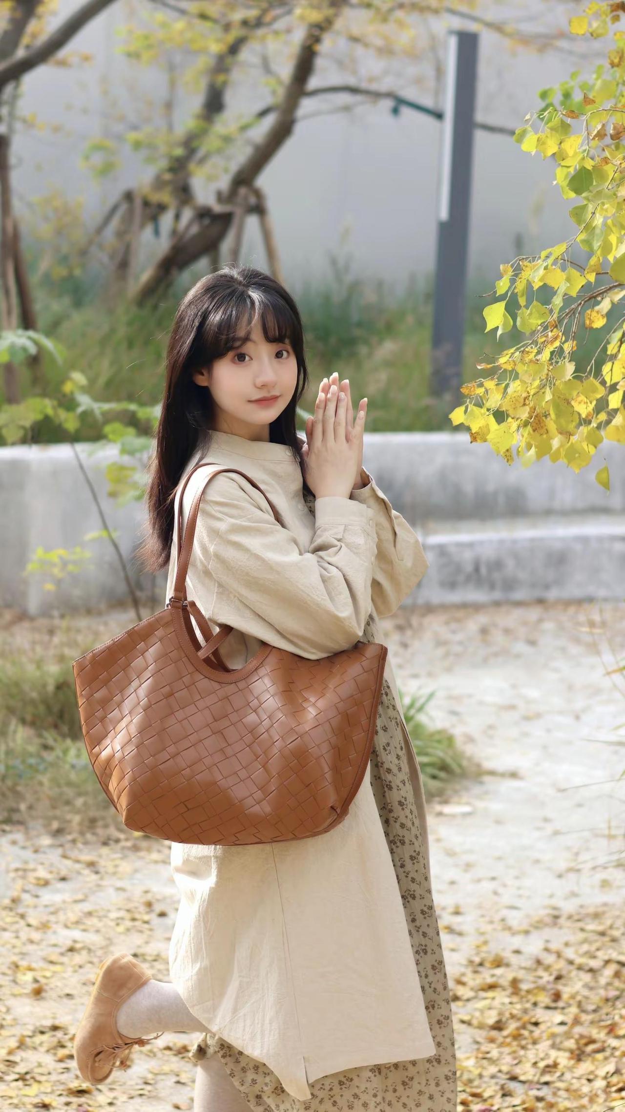 你温柔的长发在风中划过嘴角。看镜头 文艺穿搭 今天穿什么