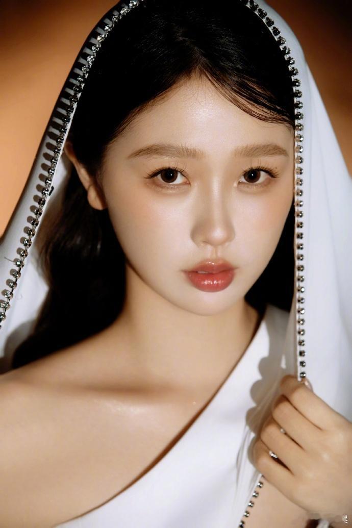 #虞书欣白色高开叉裙# ​​​#虞书欣于沙漠之间绽放# ​​​当虞书欣身着那令人