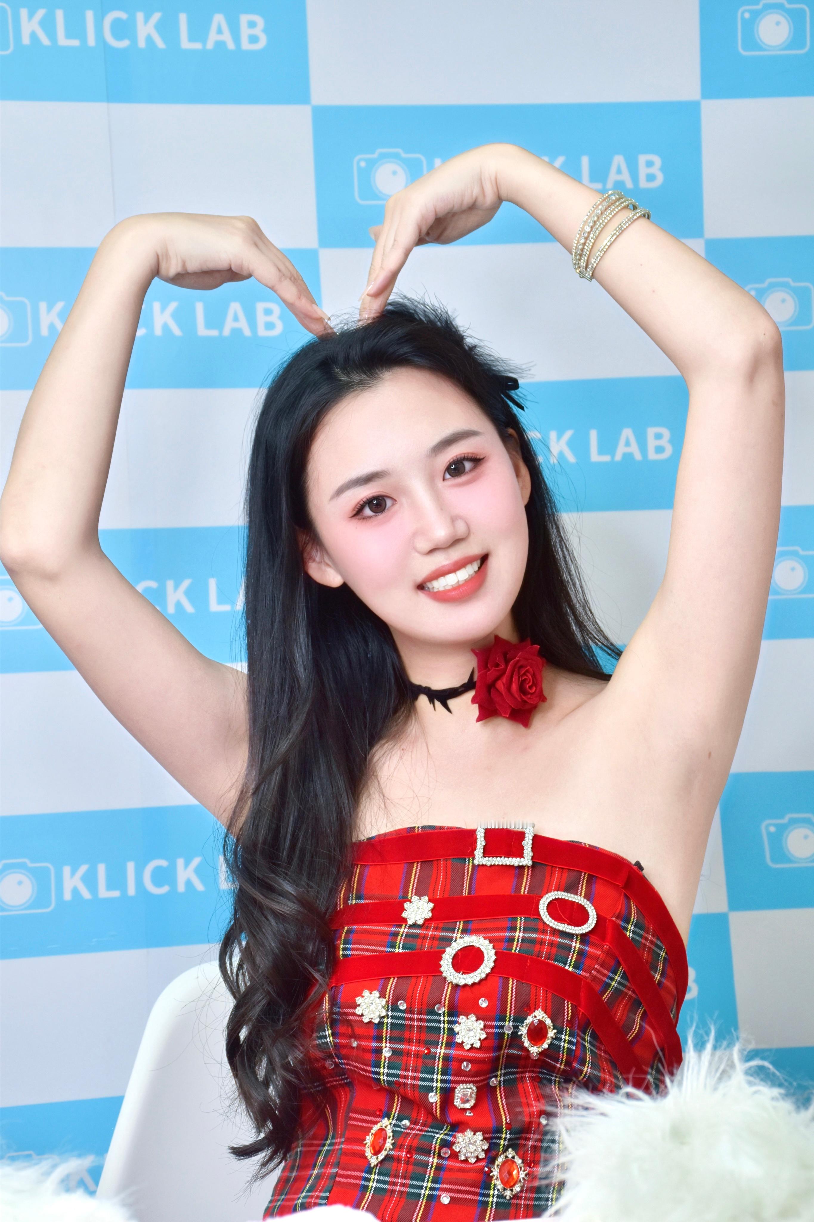 今日身份：糊团小爱豆！“感谢大家参加我的签售会” 