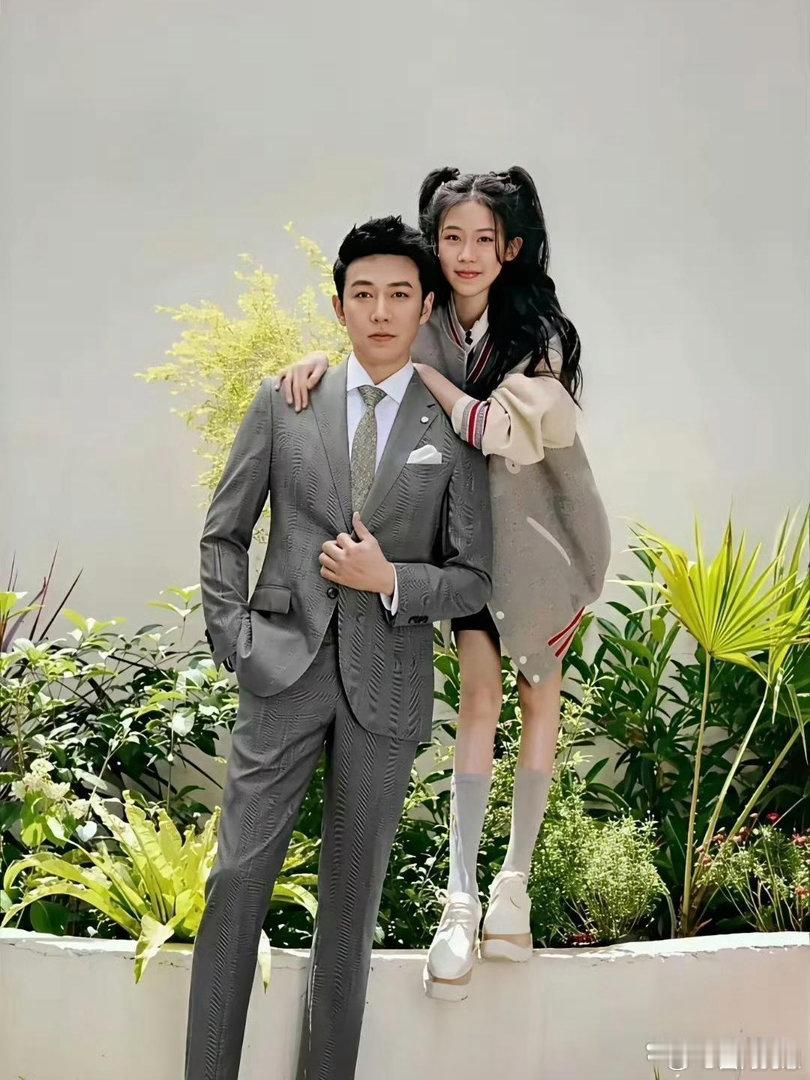 陆毅和女儿眉眼神态高度相像，如同一个模子复刻，温馨满溢的父女日常太治愈。 