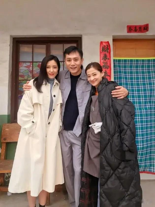 听说他们三个是大学同学啊，刘烨、梅婷都是我们熟悉的老演员，实力派，演技更是没得挑