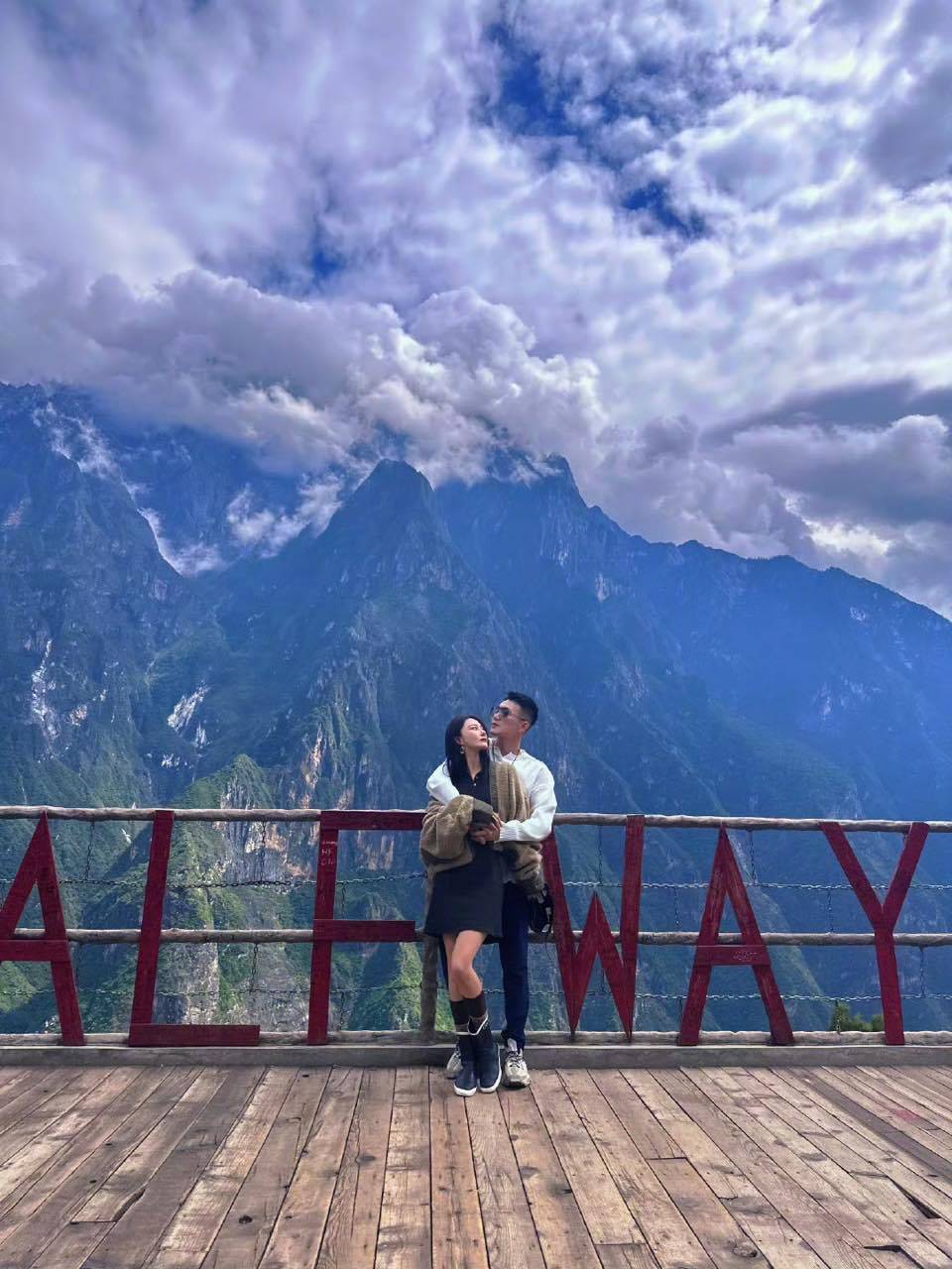张馨予[超话]张馨予晒合照庆祝结婚七周年张馨予晒合照庆祝结婚纪念日张馨予晒合照庆