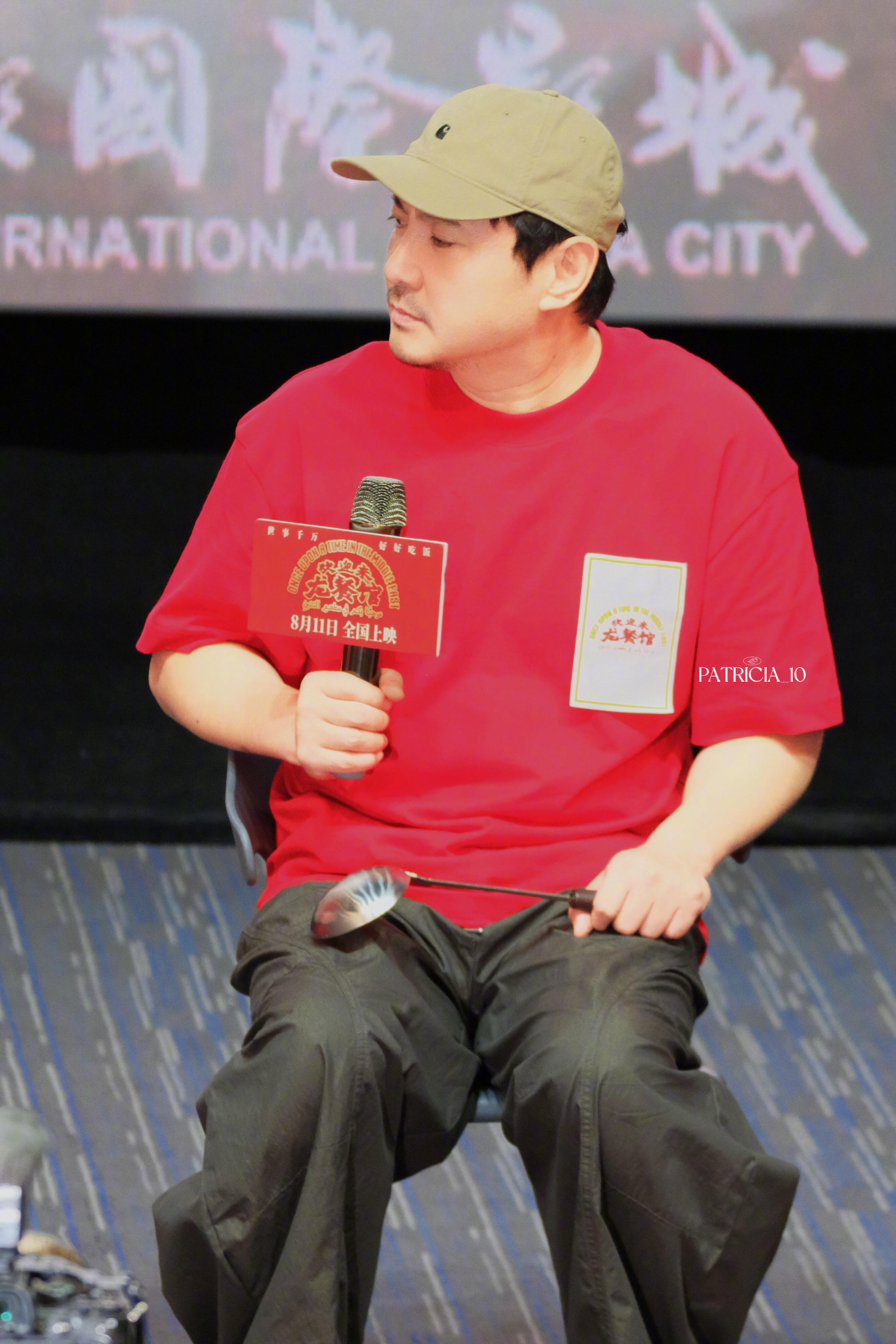 沈腾打赛夫屁股谁都不能在沈腾面前耍帅片场花絮里清清楚楚，沈腾拍完还回头冲镜头得意