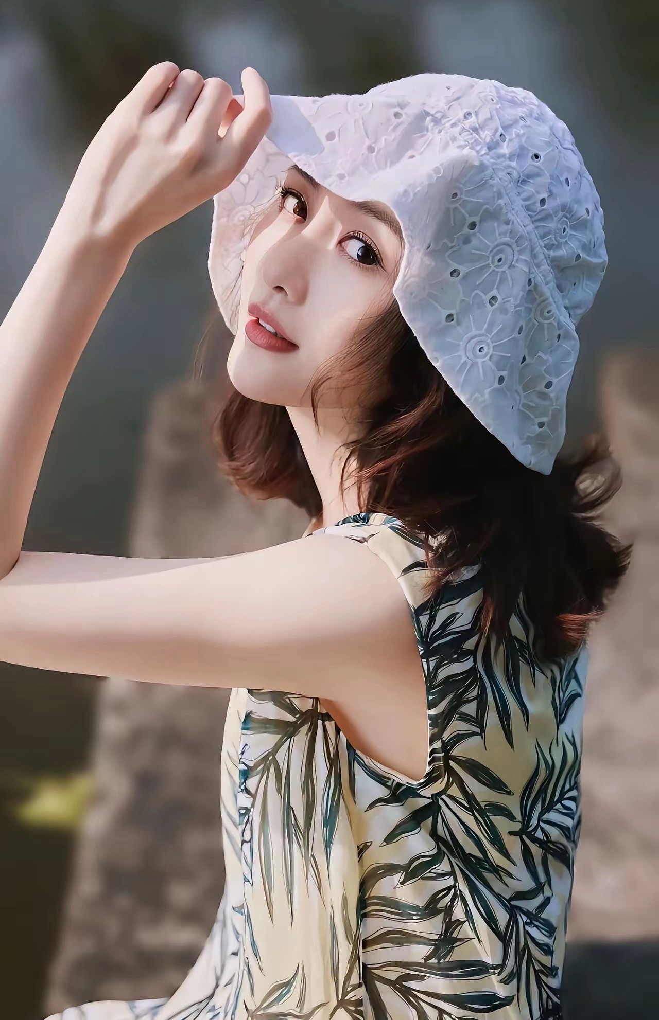43岁女演员王鸥发文：我目前独自养育一个孩子，她是我生命里很珍贵的礼物；其此前与