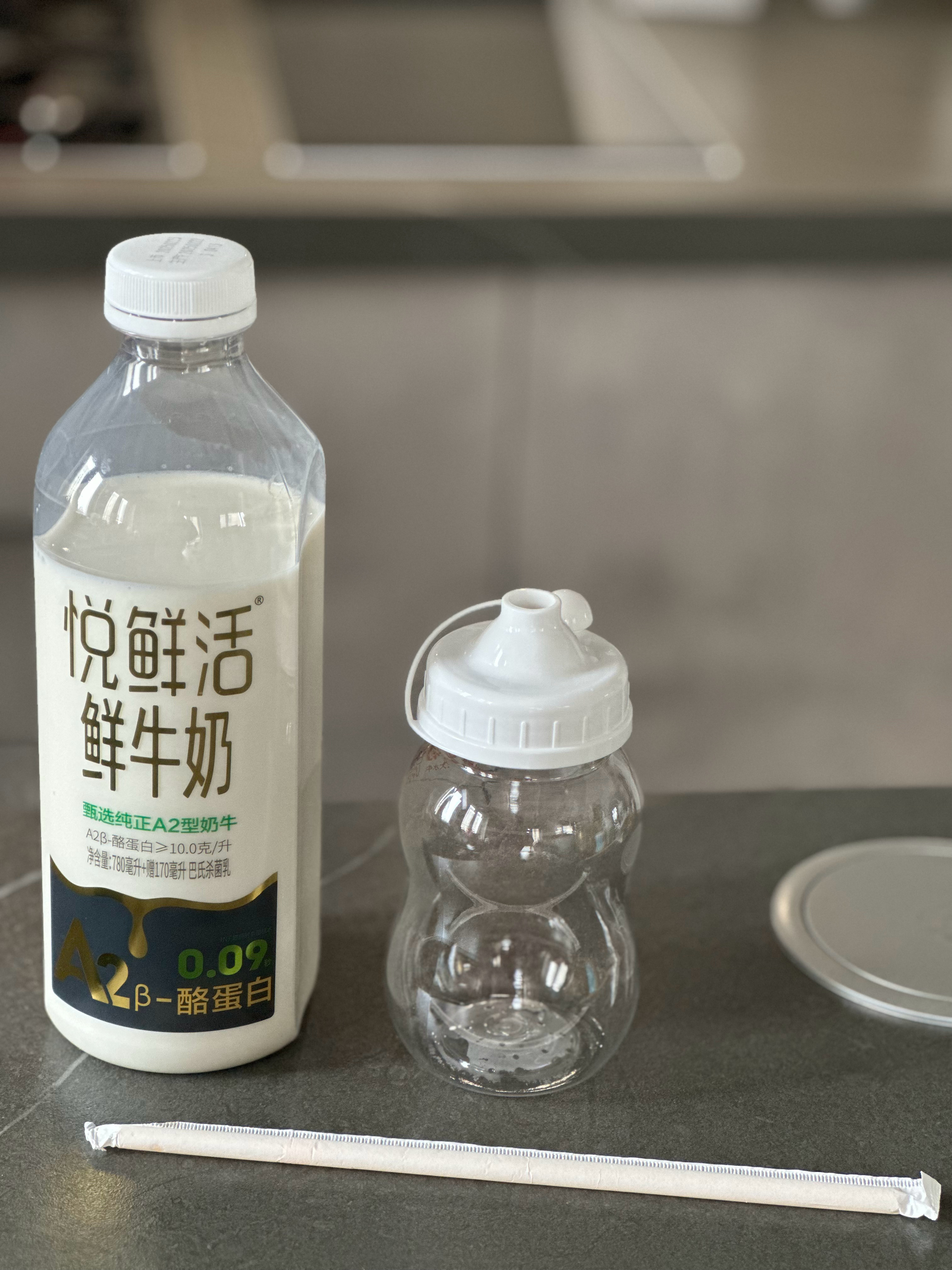 人类幼崽这几天要求：早饭喝牛奶必须用这个“奶瓶”装还必须得给她配根吸管然后吸管还