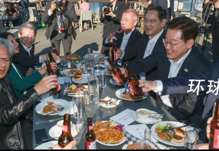 李在明堂堂一国总统居然在美国大街上跟黄仁勋攀起了亲戚，说他们是一家人！

这要不