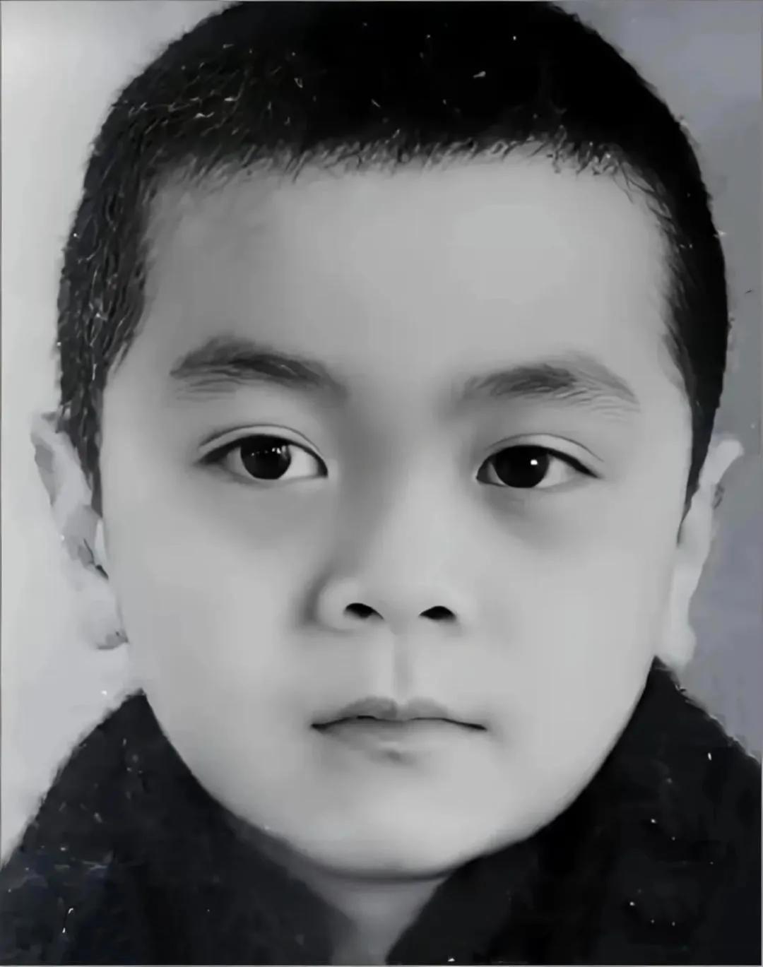 这小孩儿长大后名气可大了，你能认出他是谁吗？看他长相周正，眉清目秀，大耳垂，很讨