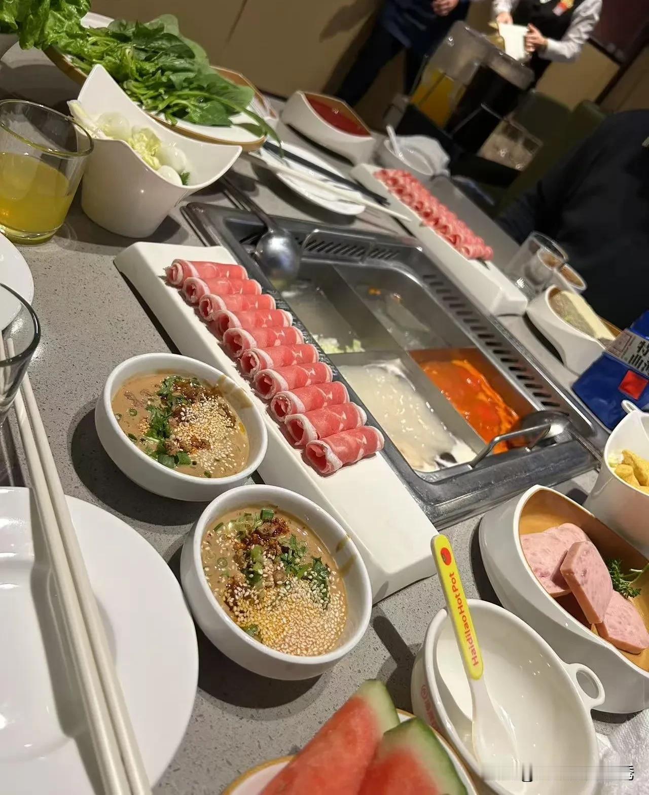 大家好我是我是天津陈姐。首先祝大家五一劳动节快乐！
今天中午我和老伴儿还有女儿还