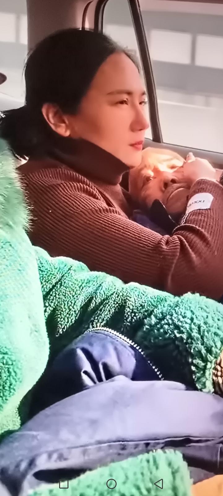 看哭了，父亲在女儿家住了20年，可就在病重时，执意要回老家。此时的老人坐车也坐不