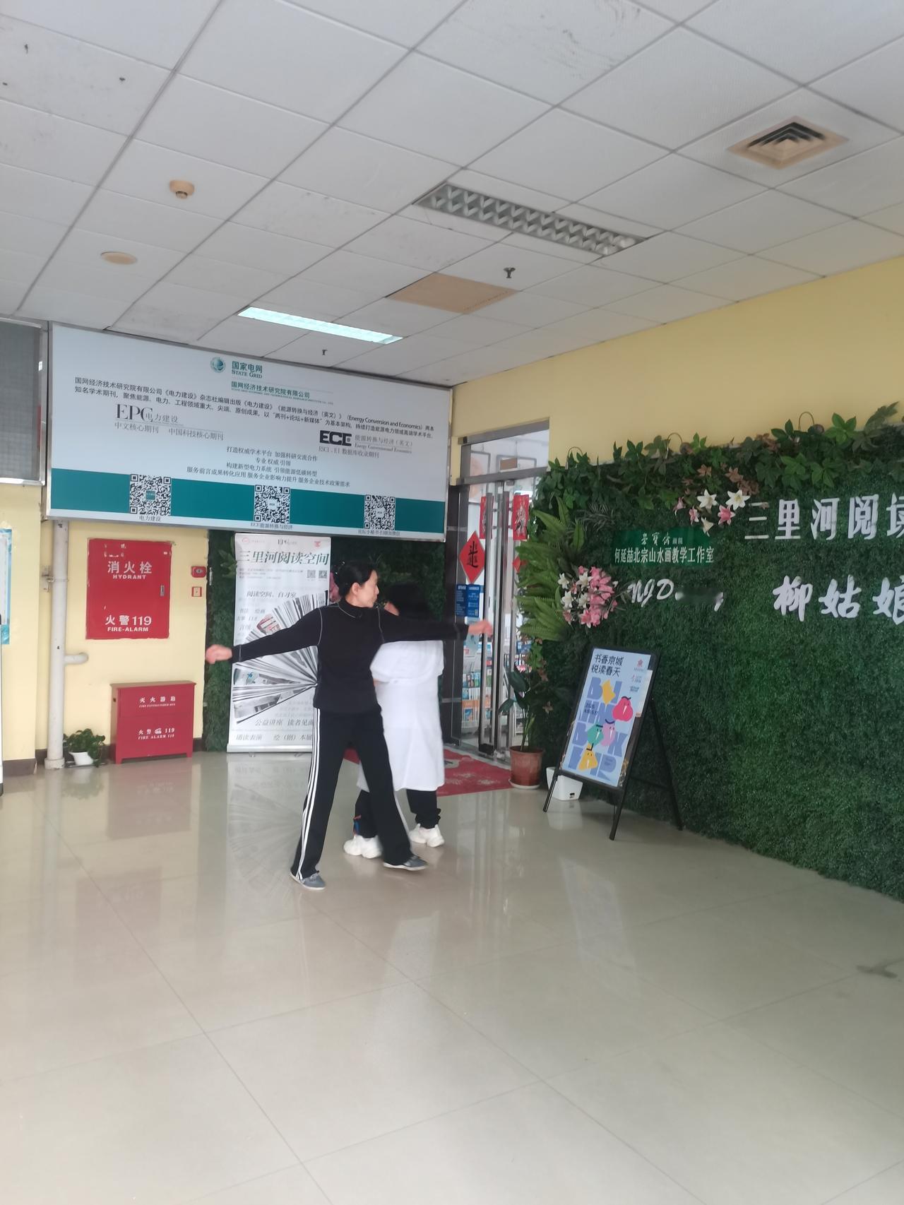 英语为什么不能退出主科?个人认为，英语必须得退出主科，因为，我们是人口大国，英语