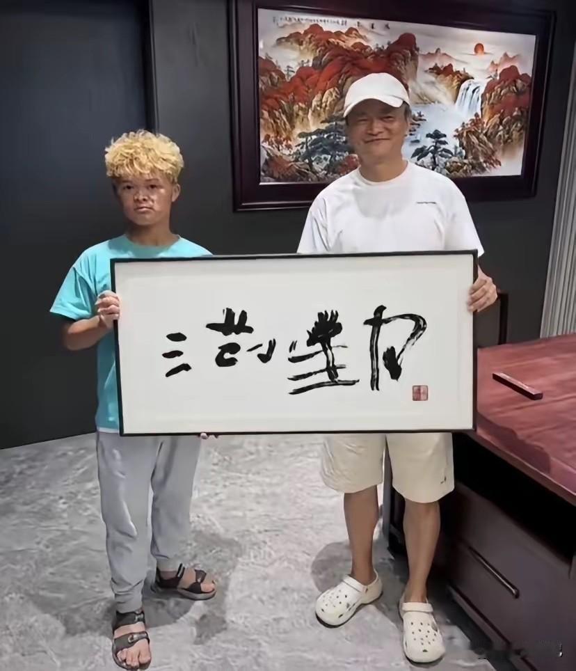 还别说，这个小男孩字写的不错呀