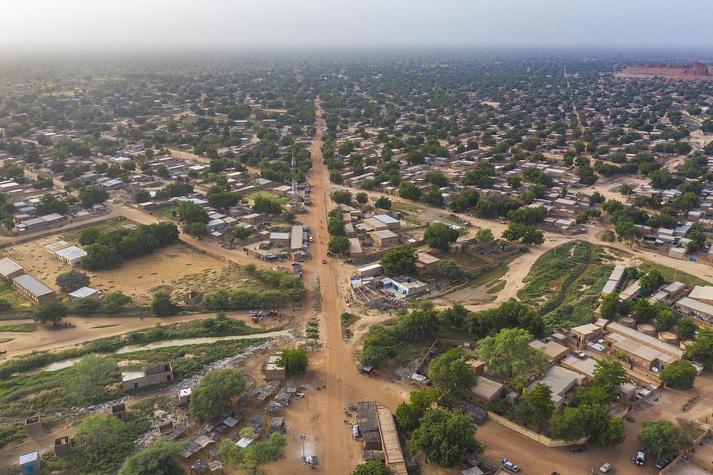 禁止美国人入境
总有人说美国领事馆门前排长队，以此证明美国多了不起。现在终于有一