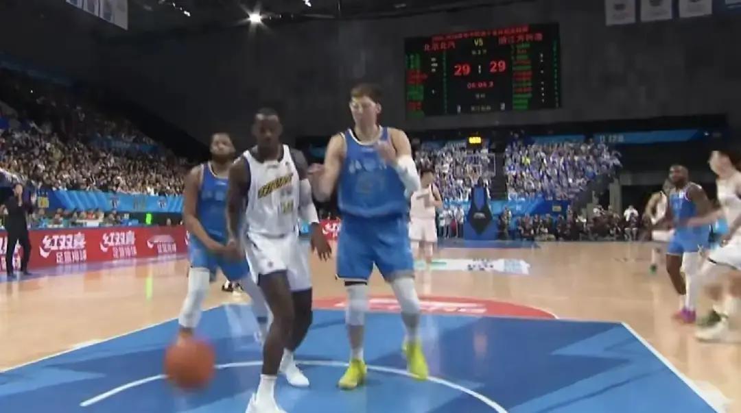 北京七连胜，被广厦一刀斩断
 
昨晚最后一分钟，布朗抢断快攻，91-85，北京主