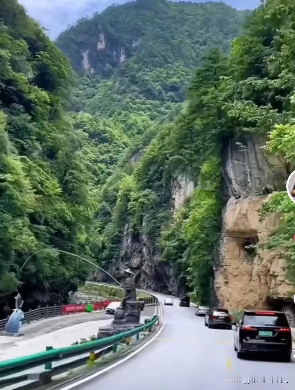 冬天轻雨勾起的思念

北风推云雨相至，
飘落大地生寒意。
一年四季余一季，
幌眼