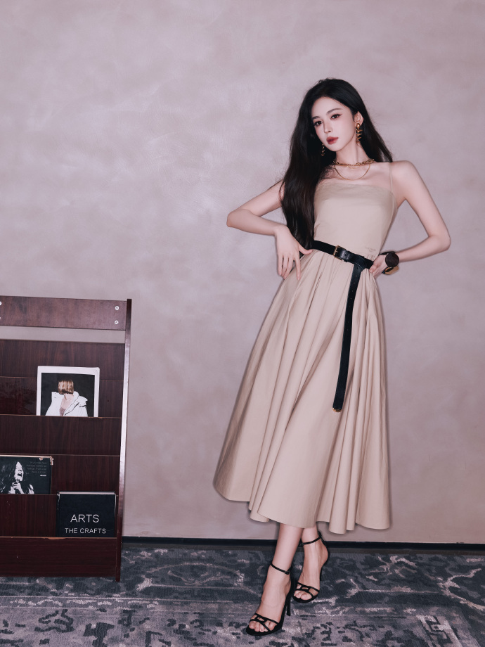 娜扎直角肩肩颈线条直角肩 172cm，肩颈线条平直，锁骨清晰，头肩比例舒展。这种